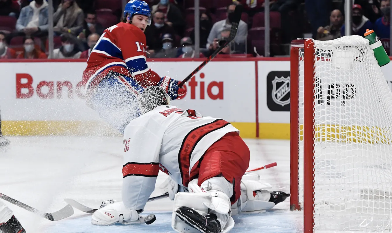 Le gardien des Hurricanes de la Caroline, Frederik Andersen (31), arr&ecirc;te l'attaquant des Canadiens de Montr&eacute;al, Josh Anderson (17), au cours de la premi&egrave;re p&eacute;riode au Centre Bell.