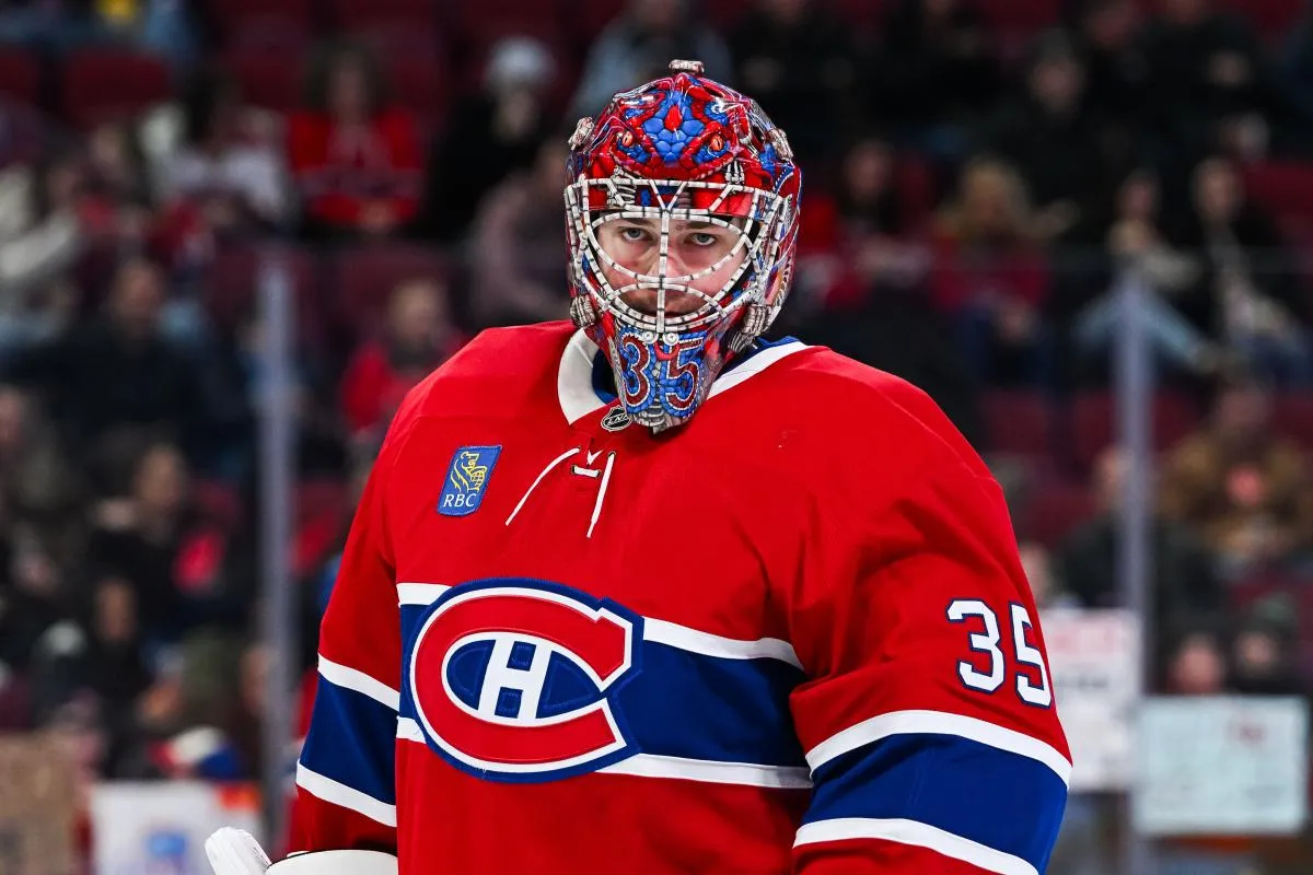 Le gardien des Canadiens de Montr&eacute;al, Samuel Montembeault (35), observe la mise en condition avant le match contre les Islanders de New York au Centre Bell.