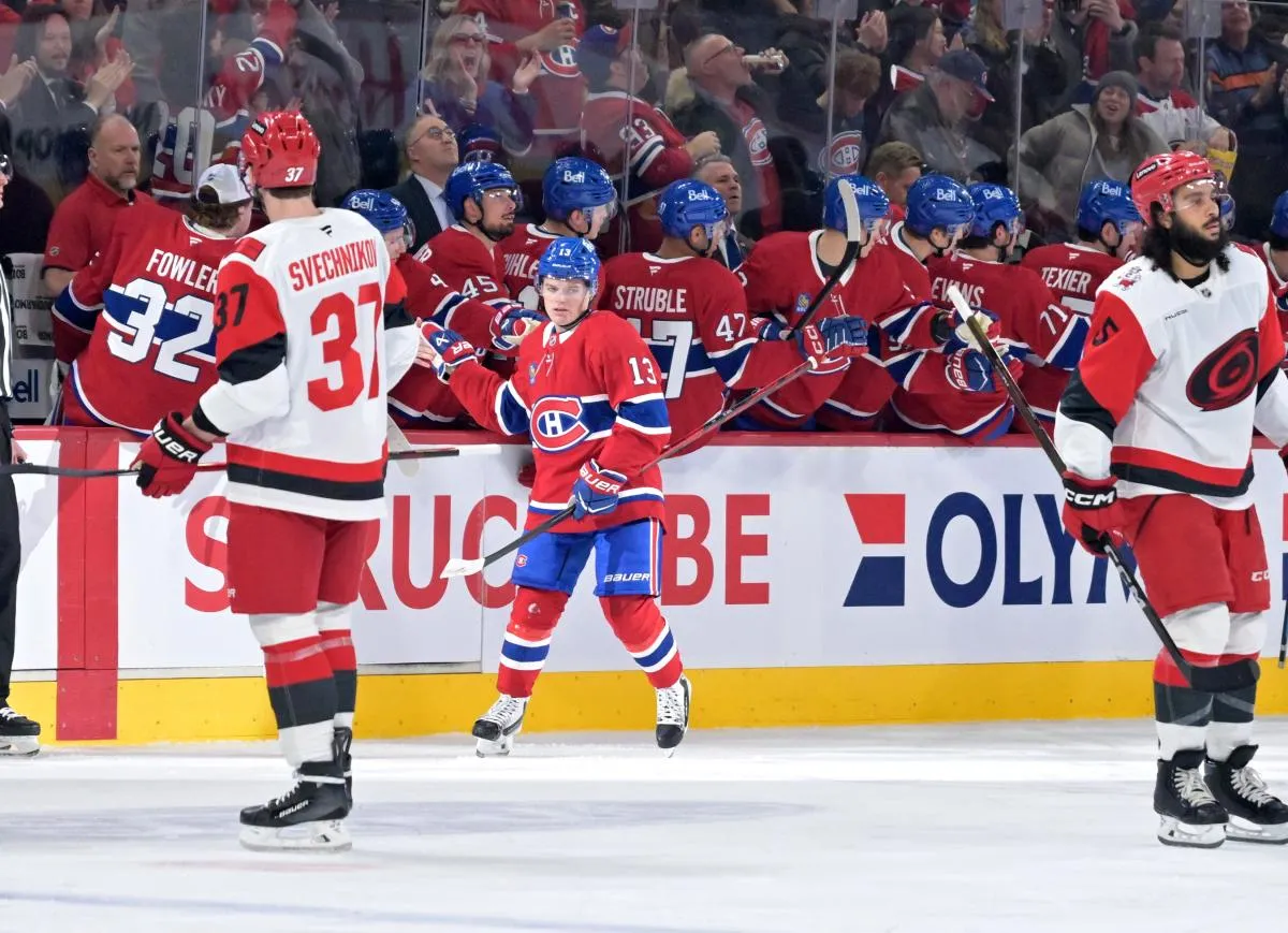L'attaquant des Canadiens de Montr&eacute;al, Cole Caufield (13), c&eacute;l&egrave;bre avec ses co&eacute;quipiers apr&egrave;s avoir marqu&eacute; un but contre les Hurricanes de la Caroline en deuxi&egrave;me p&eacute;riode au Centre Bell.