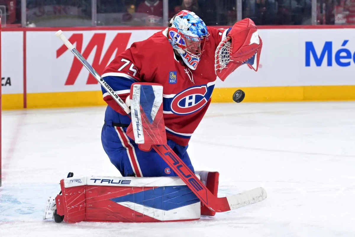 Le gardien des Canadiens de Montr&eacute;al, Jakub Dobes (75), effectue un arr&ecirc;t au cours de la deuxi&egrave;me p&eacute;riode du match contre les Hurricanes de la Caroline au Centre Bell.
