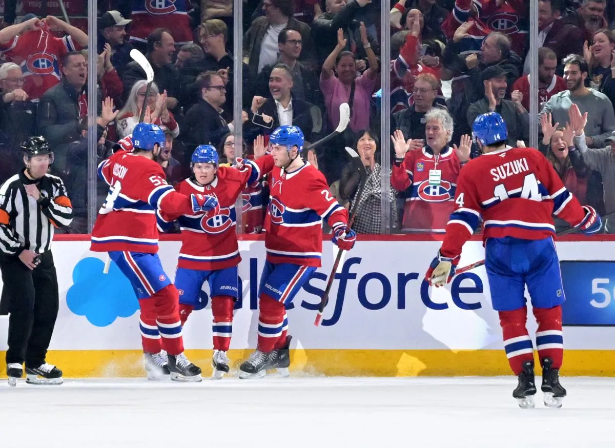 L'attaquant des Canadiens de Montr&eacute;al, Cole Caufield (13), c&eacute;l&egrave;bre avec ses co&eacute;quipiers apr&egrave;s avoir marqu&eacute; un but contre les Hurricanes de la Caroline en deuxi&egrave;me p&eacute;riode au Centre Bell.