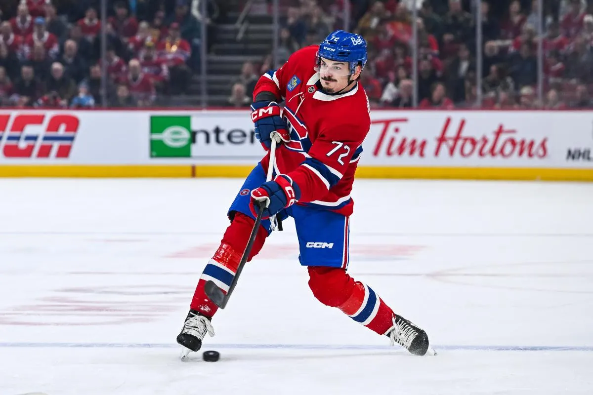Le d&eacute;fenseur des Canadiens de Montr&eacute;al, Arber Xhekaj (72), tire au but face aux Ducks d'Anaheim lors de la premi&egrave;re p&eacute;riode au Centre Bell.
