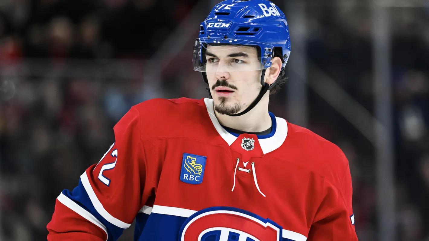 Le d&eacute;fenseur des Canadiens de Montr&eacute;al, Arber Xhekaj (72), observe le jeu face aux Devils du New Jersey au cours de la deuxi&egrave;me p&eacute;riode au Centre Bell.