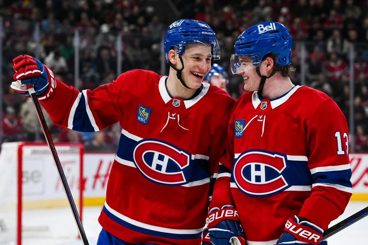 L'ailier droit des Canadiens de Montr&eacute;al, Ivan Demidov (93), c&eacute;l&egrave;bre avec l'ailier droit Cole Caufield (13) apr&egrave;s avoir inscrit son premier but en carri&egrave;re contre les Blackhawks de Chicago lors de la premi&egrave;re p&eacute;riode au Centre Bell.