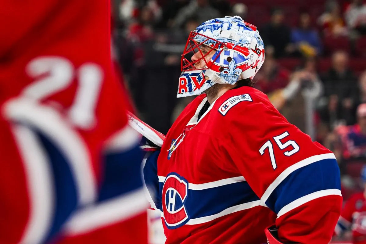Le gardien des Canadiens de Montr&eacute;al, Jakub Dobes (75), observe la mise en condition avant le match contre les Bruins de Boston au Centre Bell.