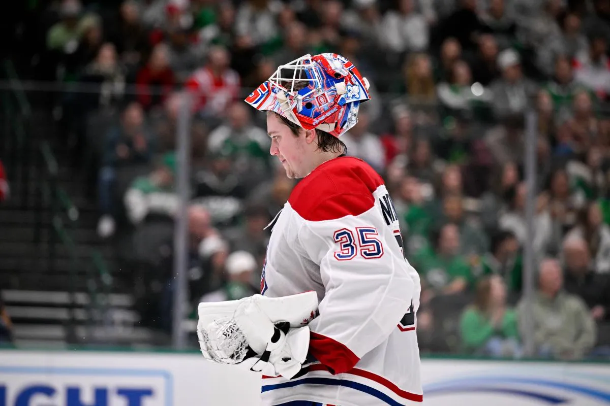 le gardien de but des Canadiens de Montréal, Sam Montembeault (35), regarde le match Stars contre Canadiens au American Airlines Center.