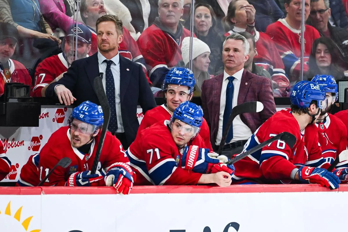 Martin St-Louis, l'entraîneur-chef des Canadiens de Montréal, suit le déroulement du match depuis le banc face aux Islanders de New York au cours de la troisième période au Centre Bell.