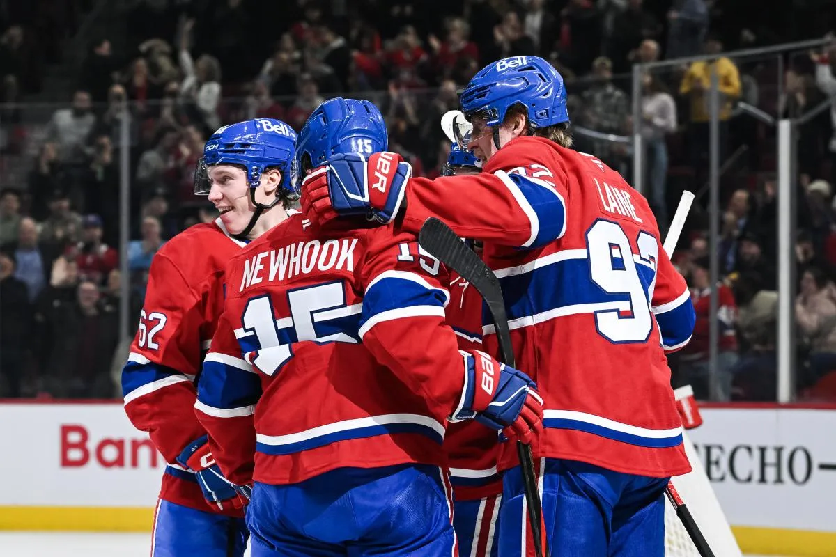 Patrik Laine (92), ailier droit des Canadiens de Montréal, célèbre son but contre les Hurricanes de la Caroline en première période au Centre Bell avec ses coéquipiers.