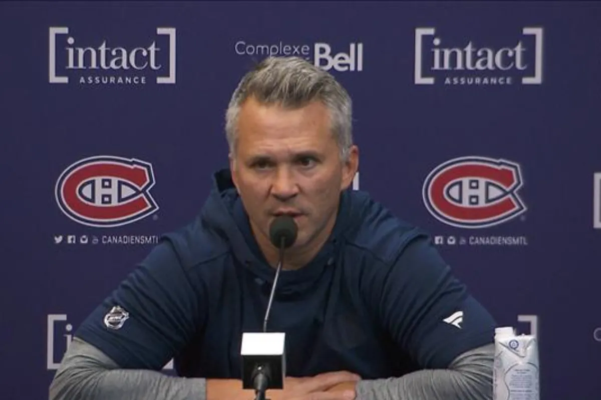 Martin St-Louis perd patience en plein point de presse et il envoie un message clair
