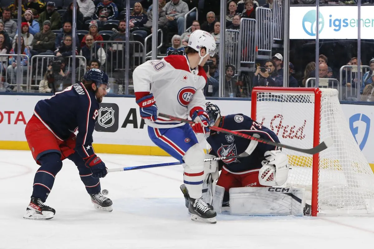 le gardien des Blue Jackets de Columbus, Jet Greaves (73), effectue un arrêt sur un tir de l'ailier gauche des Canadiens de Montréal, Juraj Slafkovsky (20), durant la première période à la Nationwide Arena.