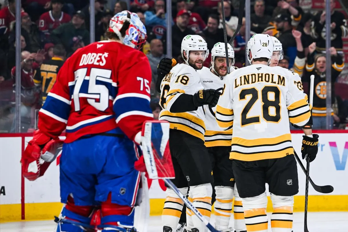 Le centre des Bruins de Boston, Pavel Zacha (18), célèbre avec ses coéquipiers son but marqué face au gardien des Canadiens de Montréal, Jakub Dobes (75), au cours de la première période au Centre Bell.