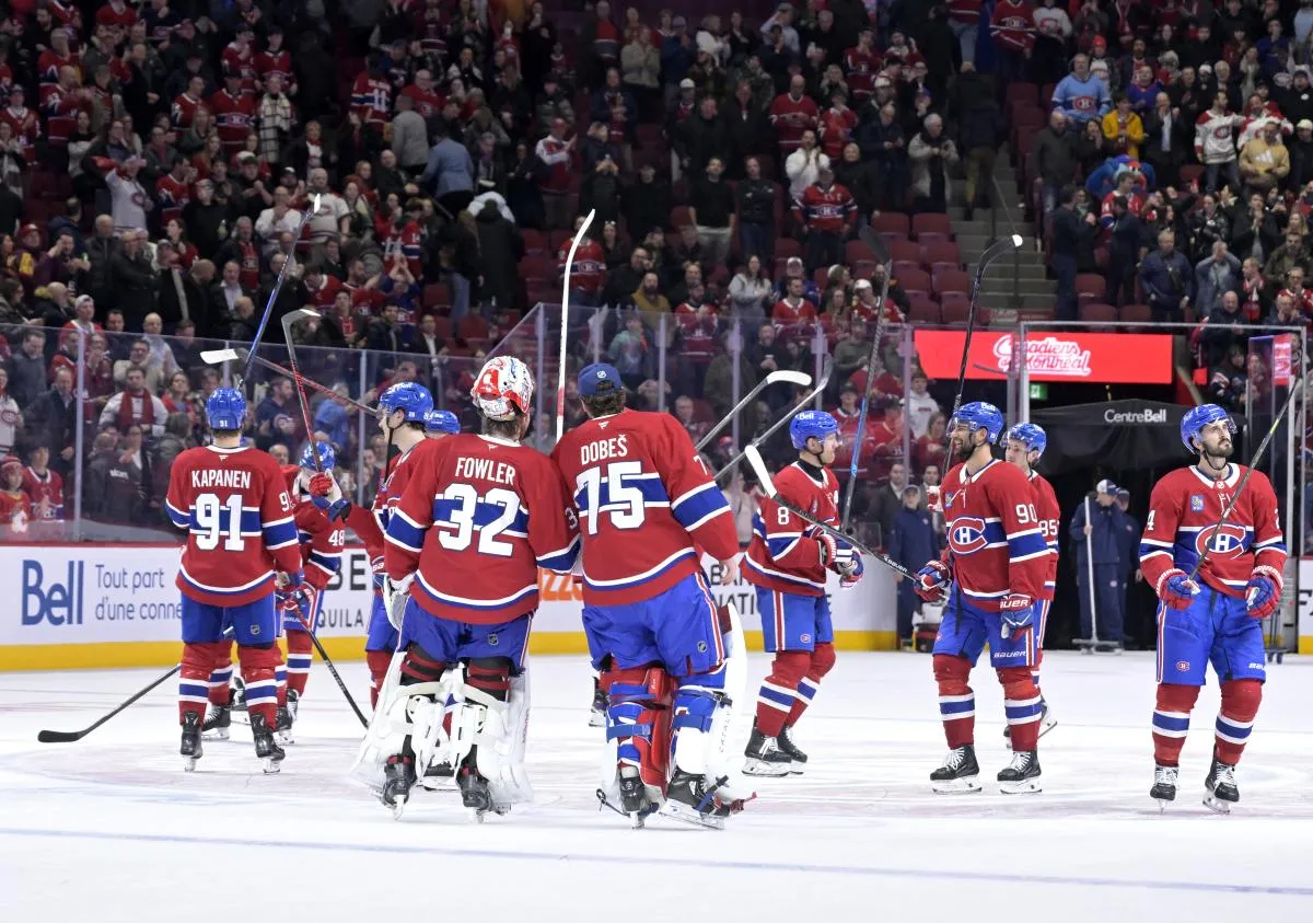Les joueurs des Canadiens de Montréal, dont les gardiens Jacob Fowler (32) et Jakub Dobes (75), célèbrent leur victoire contre les Flames de Calgary au Centre Bell.