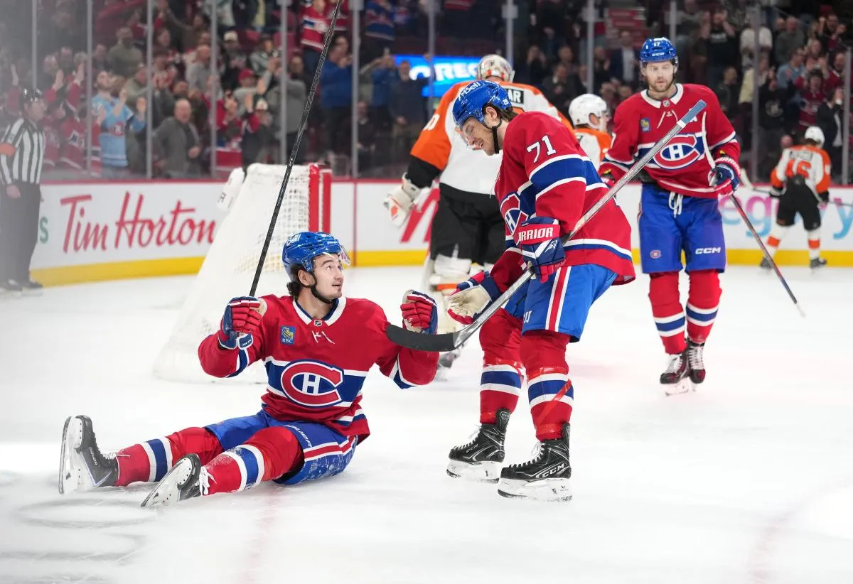 L'attaquant des Canadiens de Montréal Alexandre Texier (85) célèbre avec ses coéquipiers, dont les attaquants Jake Evans (71) et Josh Anderson (17), après avoir marqué un but contre les Flyers de Philadelphie au cours de la première période au Centre Bell.