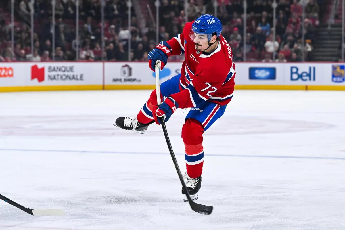 Le défenseur des Canadiens de Montréal, Arber Xhekaj (72), tire au but face aux Jets de Winnipeg lors de la première période au Centre Bell.