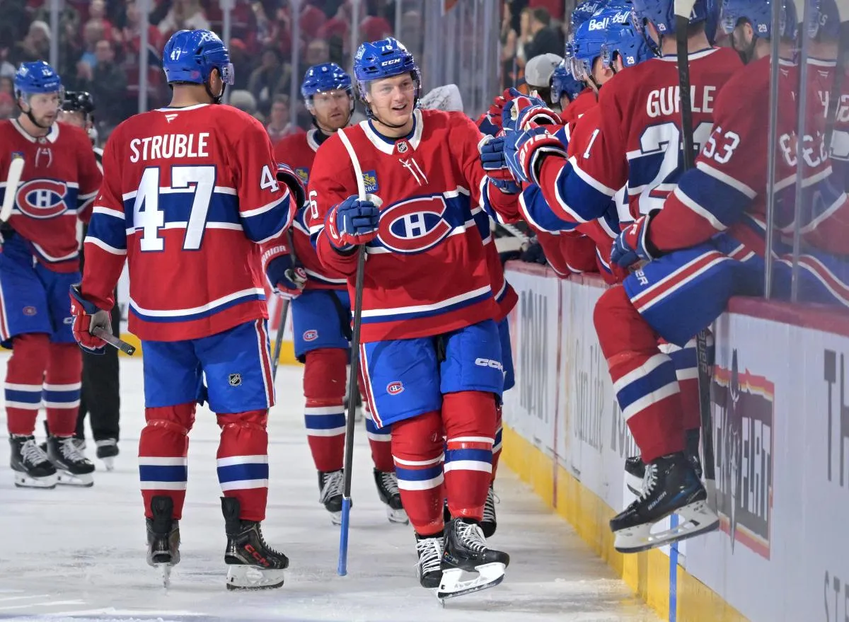 L'attaquant des Canadiens de Montréal Zack Bolduc (76) célèbre avec ses coéquipiers après avoir marqué un but contre les Blue Jackets de Columbus au cours de la troisième période au Centre Bell.