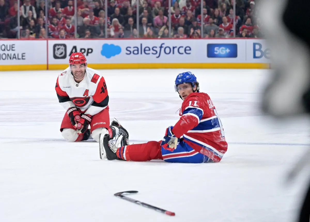 L'attaquant des Hurricanes de la Caroline, Jordan Martinook (48), et l'attaquant des Canadiens de Montréal, Brendan Gallagher (11), se tournent vers l'arbitre au cours de la deuxième période au Centre Bell.