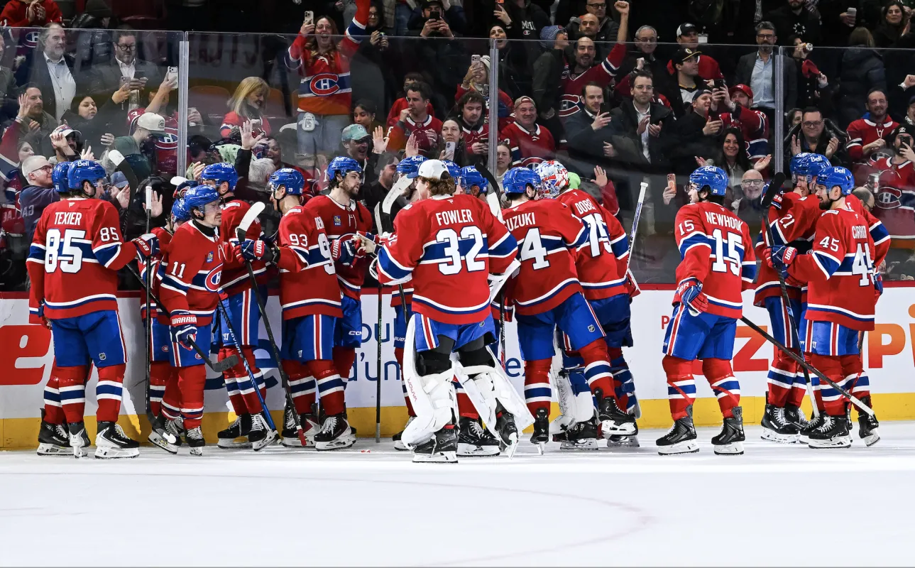 Les joueurs des Canadiens de Montréal se rassemblent pour fêter leur victoire contre les Bruins de Boston à l'issue du match au Centre Bell.