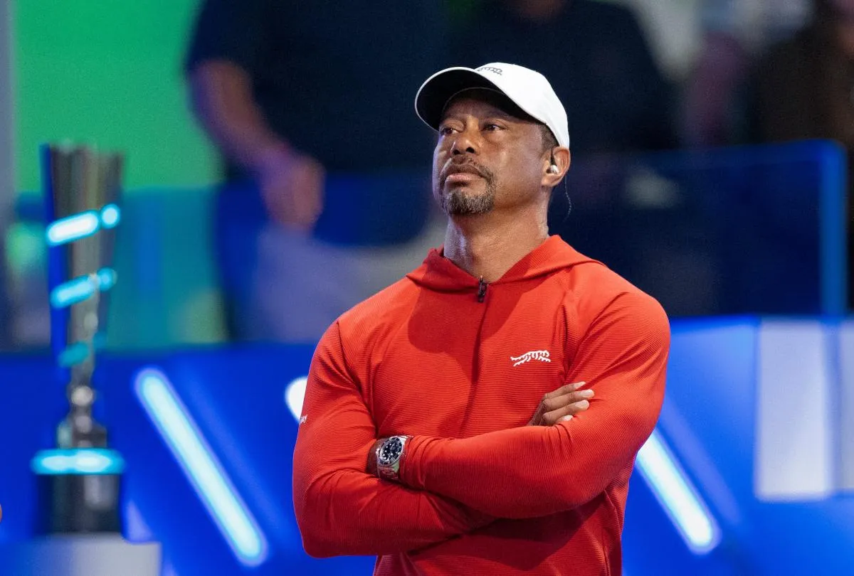 Tiger Woods, du Jupiter Links GC, observe son équipe affronter le Boston Common Golf lors d’un match TGL au SoFi Center le 17 mars 2026 à Palm Beach Gardens, en Floride.