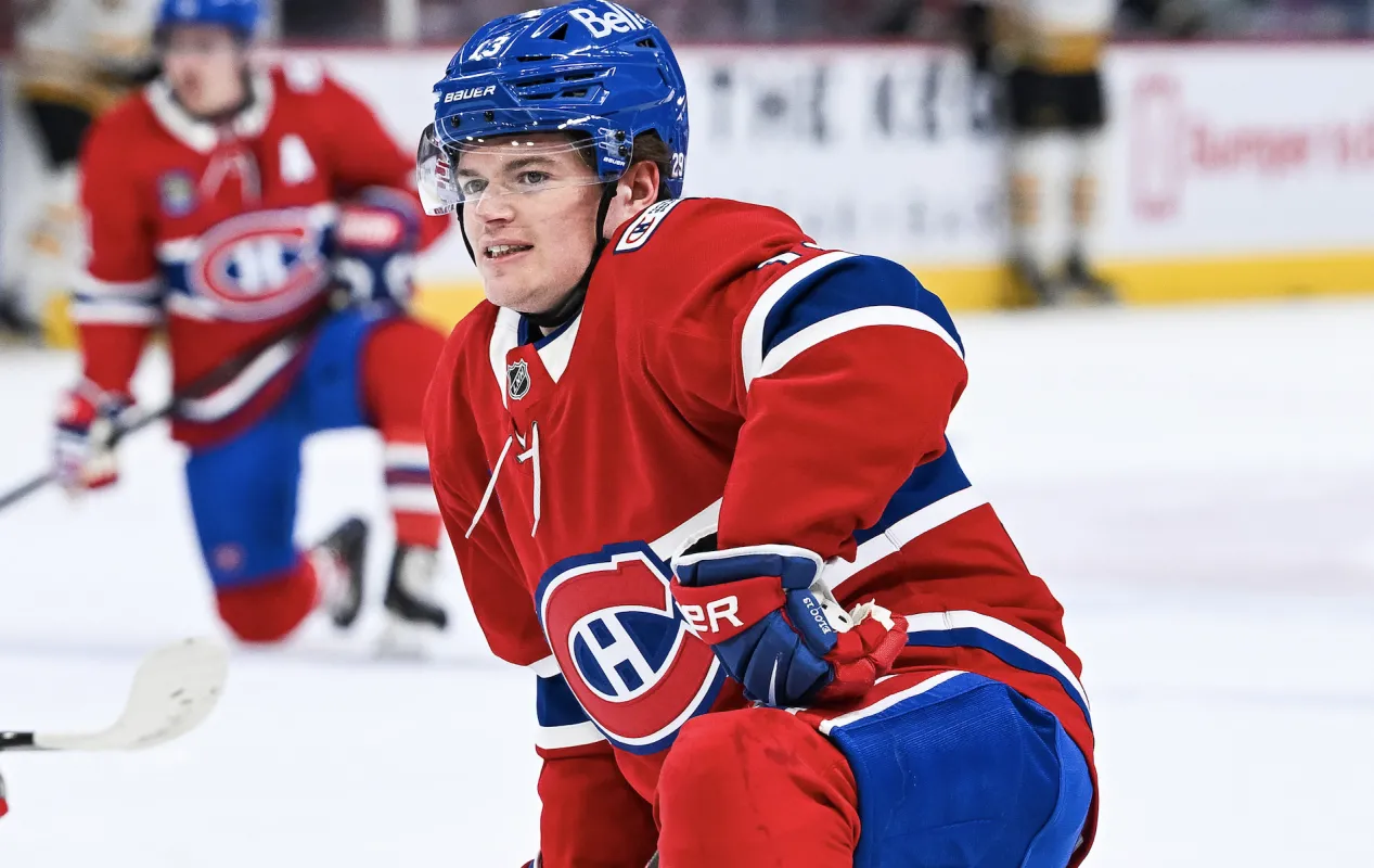 Cole Caufield (13), l'ailier droit des Canadiens de Montréal, s'agenouille sur la glace pendant l'échauffement précédant le match contre les Bruins de Boston au Centre Bell.