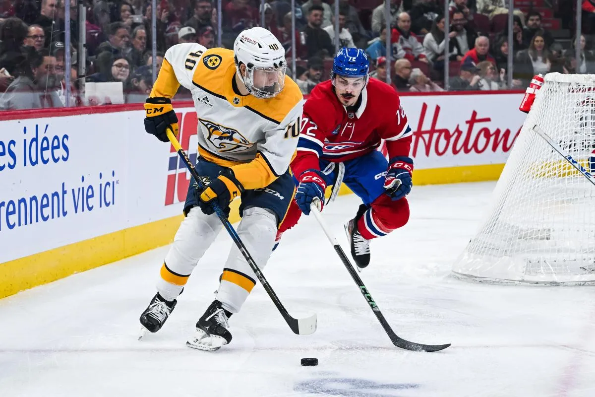 Fedor Svechkov (40), centre des Predators de Nashville, joue la rondelle contre Arber Xhekaj (72), défenseur des Canadiens de Montréal, durant la première période au Centre Bell.