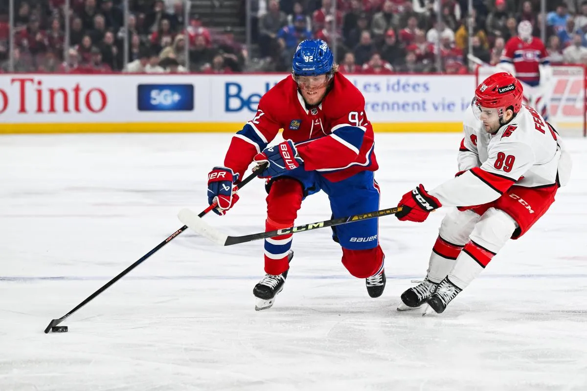 Le défenseur des Hurricanes de la Caroline, Domenick Fensore (89), marque la défense face à l'ailier droit des Canadiens de Montréal, Patrik Laine (92), lors de la première période au Centre Bell.