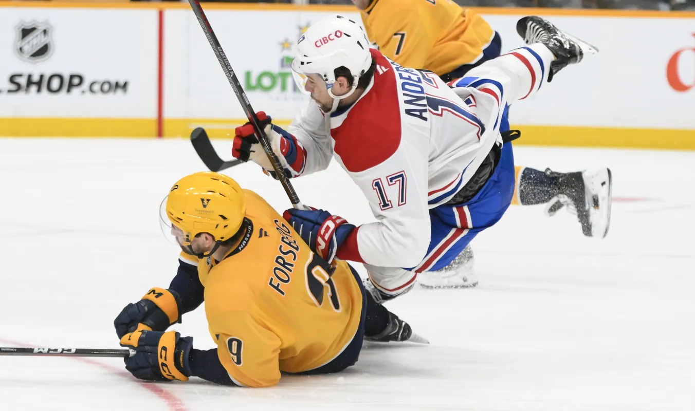 Josh Anderson (17), l'ailier droit des Canadiens de Montréal, plaque Filip Forsberg (9), l'ailier gauche des Predators de Nashville, au cours de la troisième période à la Bridgestone Arena