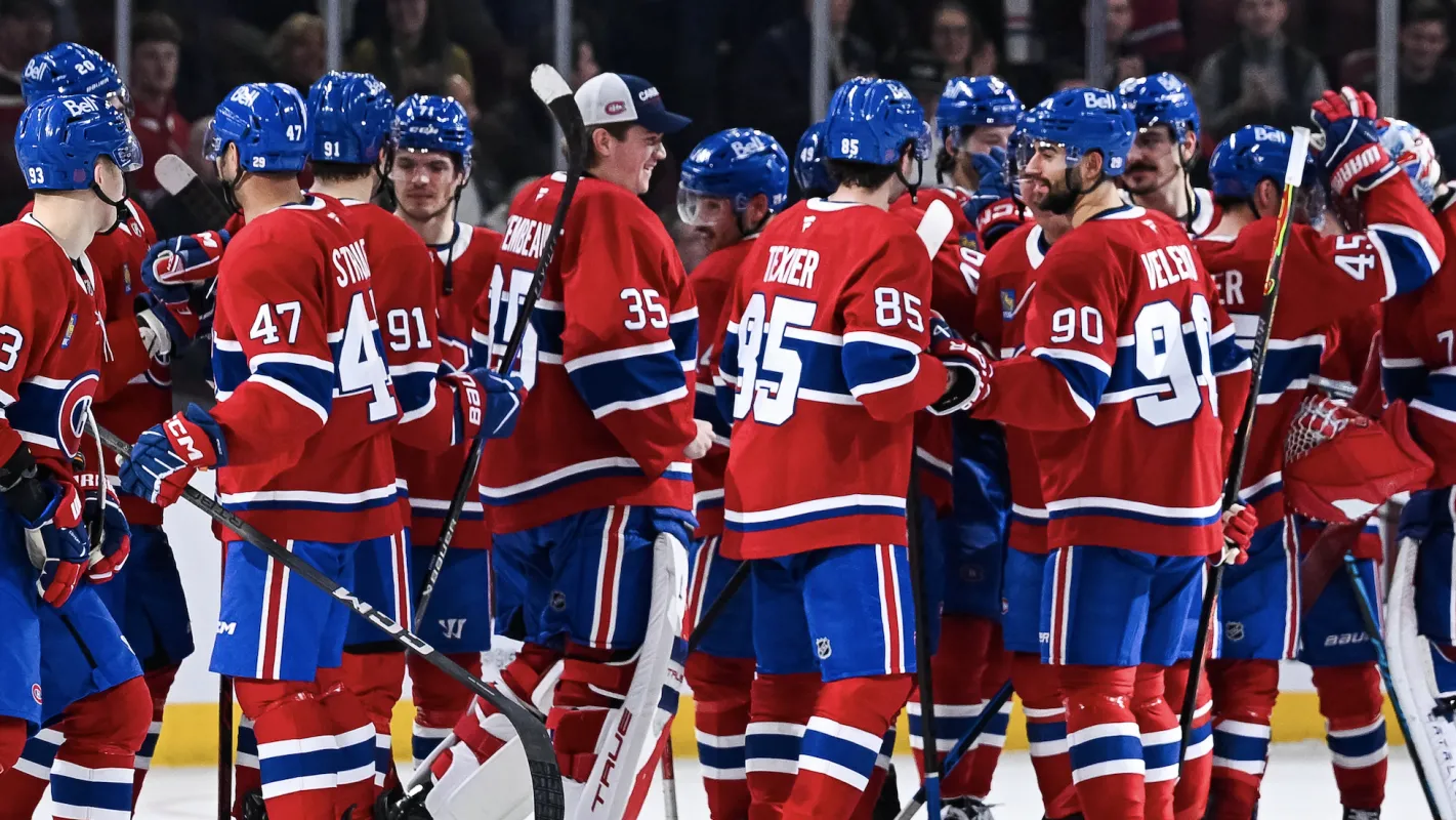 Les joueurs des Canadiens de Montréal célèbrent leur victoire contre les Jets de Winnipeg à l'issue du match au Centre Bell.