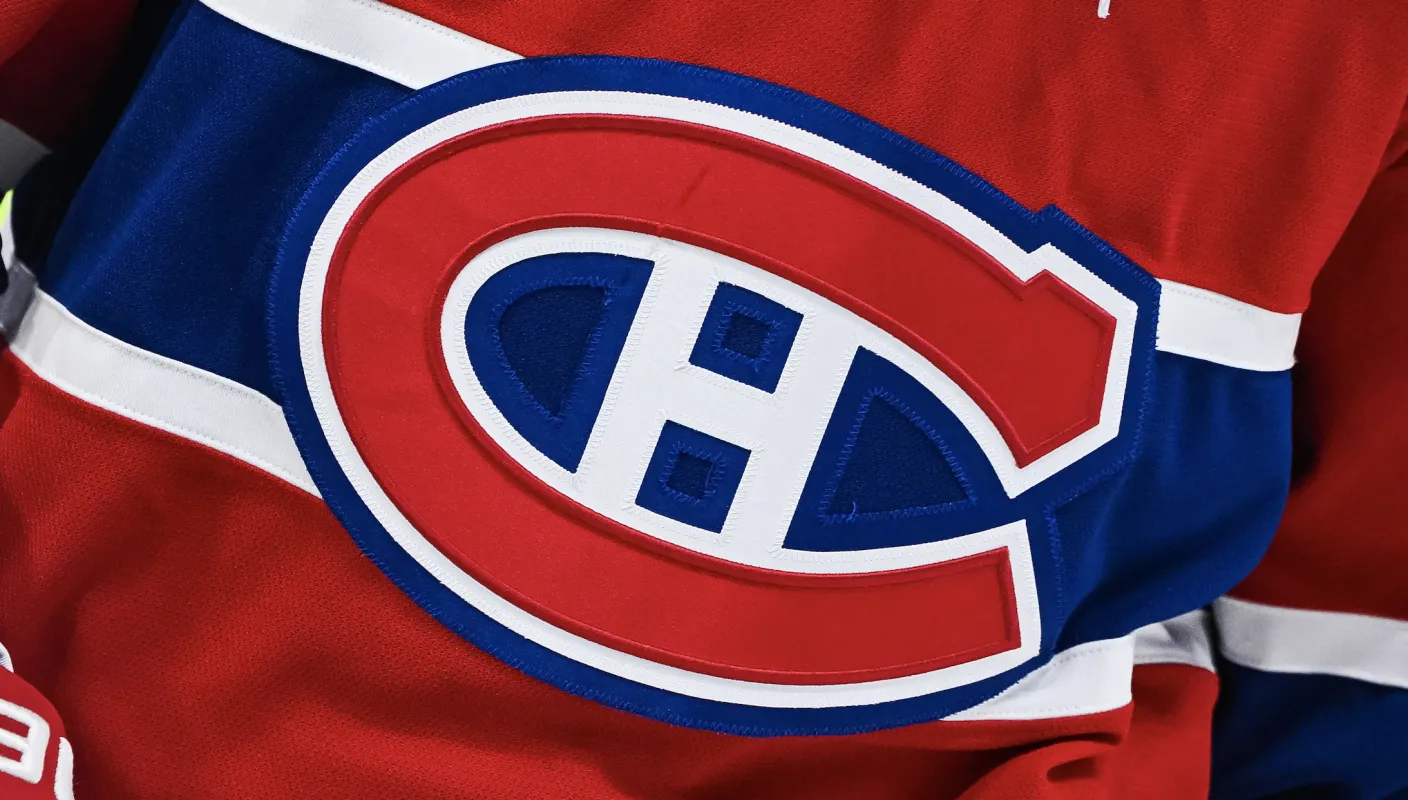 Vue du logo des Canadiens de Montréal sur le maillot porté par un joueur de l'équipe lors de l'échauffement précédant le match contre les Golden Knights de Las Vegas au Centre Bell.