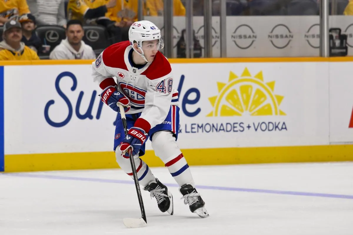 Le défenseur des Canadiens de Montréal, Lane Hutson (48), patine avec le palet face aux Predators de Nashville lors de la première période au Bridgestone Arena.