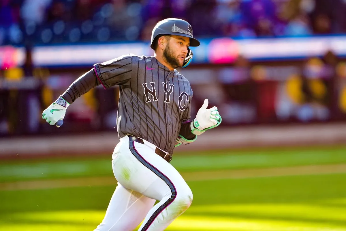 New York Mets third baseman Bo Bichette (19) runs out a single during the fourth inning at Citi Field.