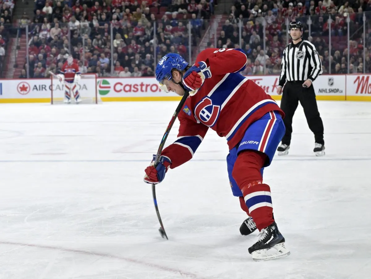 L'attaquant des Canadiens de Montréal, Patrik Laine (92), tire au but lors de la deuxième période du match contre les Red Wings de Détroit au Centre Bell.