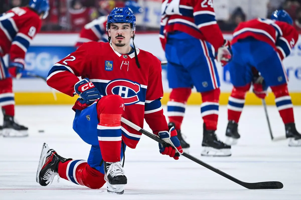 Le défenseur des Canadiens de Montréal, Arber Xhekaj (72), s'étire pendant l'échauffement avant le match contre les Red Wings de Detroit au Centre Bell.