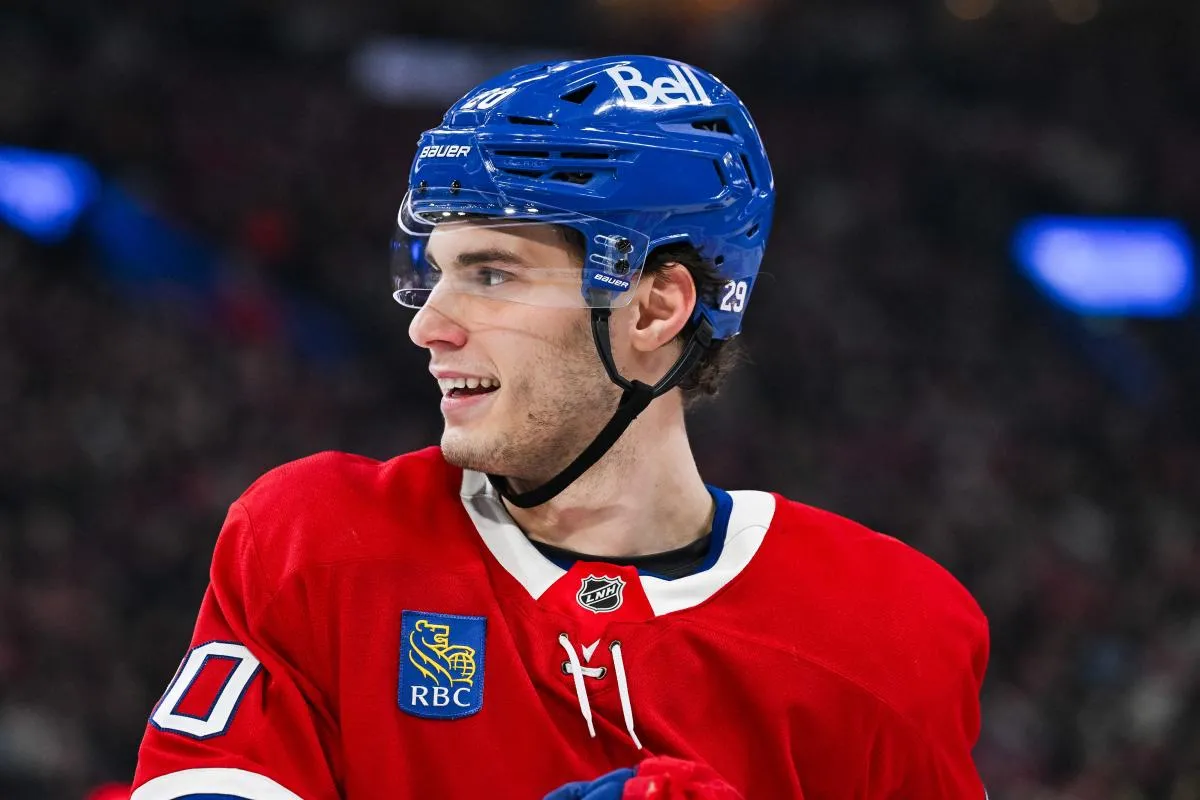 Juraj Slafkovsky (20), ailier gauche des Canadiens de Montréal, observe le jeu face aux Canucks de Vancouver durant la troisième période au Centre Bell.