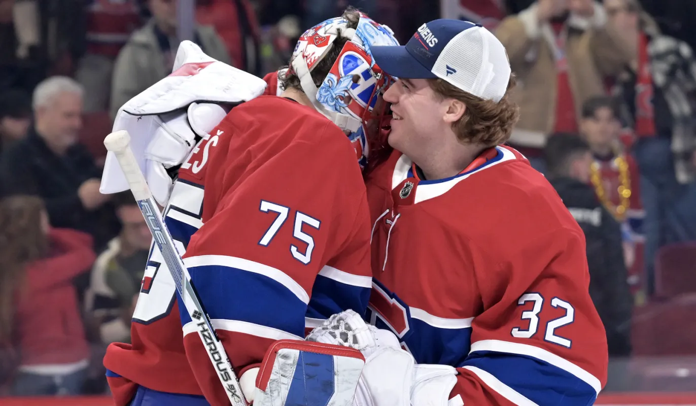 Le gardien des Canadiens de Montréal, Jakub Dobes (75), célèbre la victoire contre les Blue Jackets de Columbus avec son coéquipier, le gardien Jacob Fowler (32), au Centre Bell.