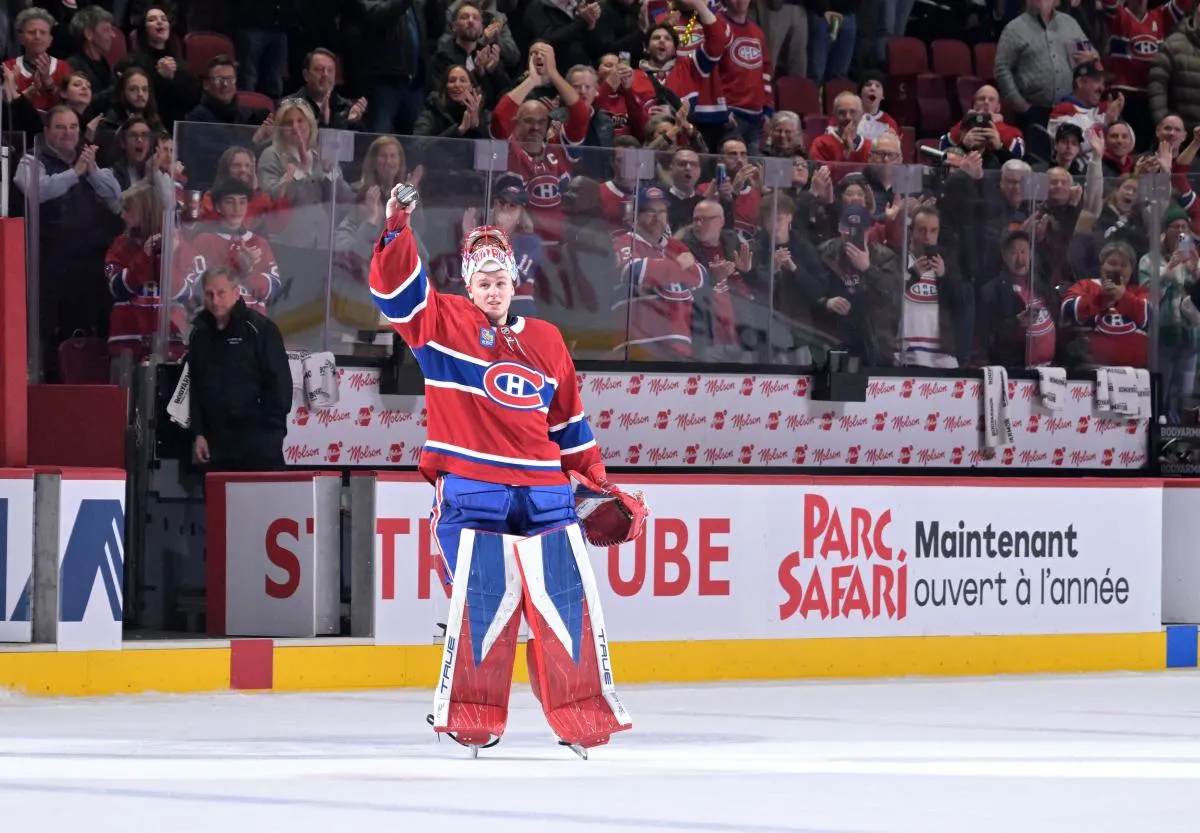 Le gardien des Canadiens de Montréal, Jakub Dobes (75), célèbre la victoire contre les Hurricanes de la Caroline au Centre Bell.