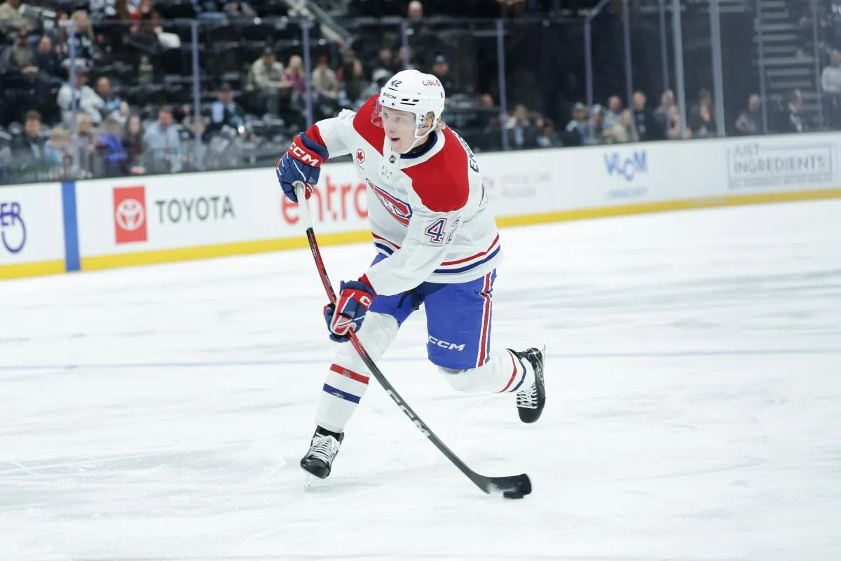 Le défenseur des Canadiens de Montréal, Adam Engstrom (42), tire au but lors de la deuxième période du match contre les Mammoth de l'Utah au Delta Center.