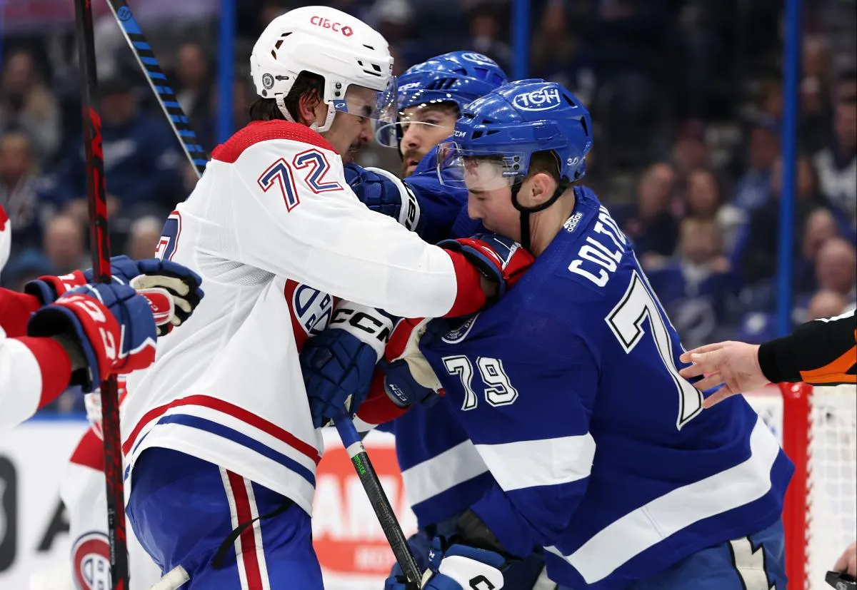 le défenseur des Canadiens de Montréal, Arber Xhekaj (72), et le centre du Lightning de Tampa Bay, Ross Colton (79), se battent durant la troisième période à l’Amalie Arena.