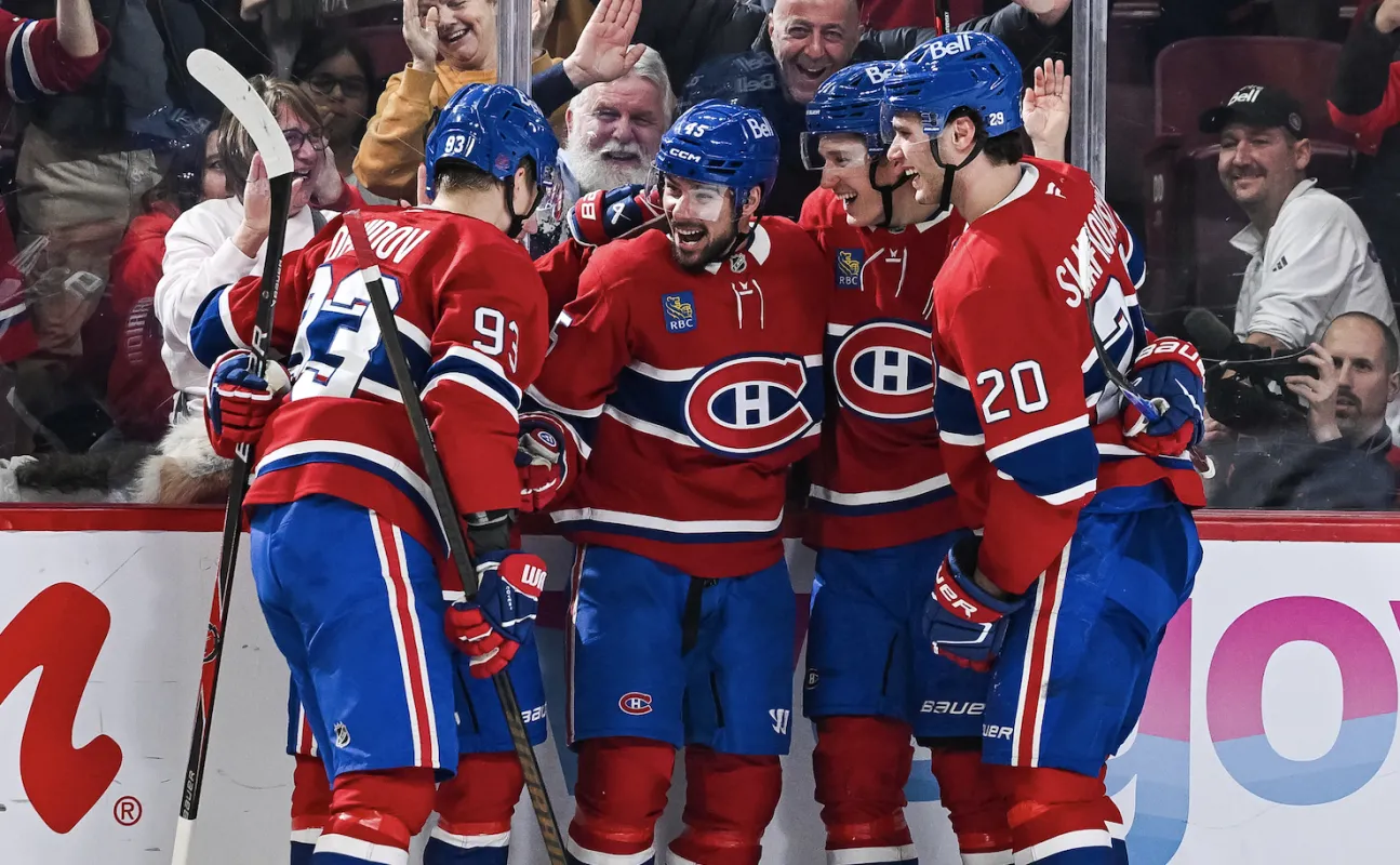 Le défenseur des Canadiens de Montréal, Alexandre Carrier (45), célèbre avec ses coéquipiers son deuxième but du match contre les Canucks de Vancouver au cours de la deuxième période au Centre Bell.