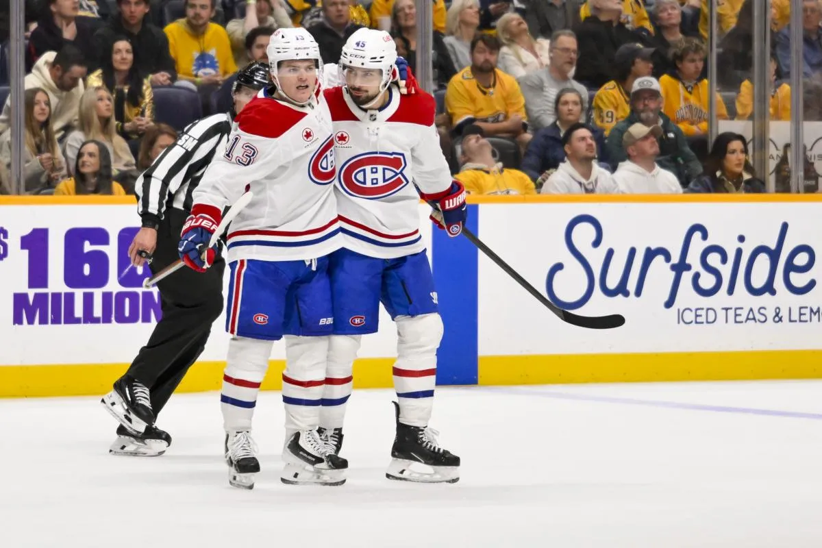 Le défenseur des Canadiens de Montréal Alexandre Carrier (45) célèbre son but avec l'ailier droit Cole Caufield (13) face aux Predators de Nashville au cours de la deuxième période au Bridgestone Arena.