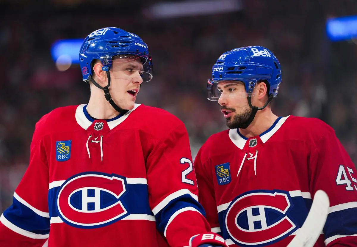 Le défenseur des Canadiens de Montréal, Kaiden Guhle (21), et son coéquipier, le défenseur Alexandre Carrier (45), se préparent à une mise au jeu contre le Wild du Minnesota lors de la première période au Centre Bell. C