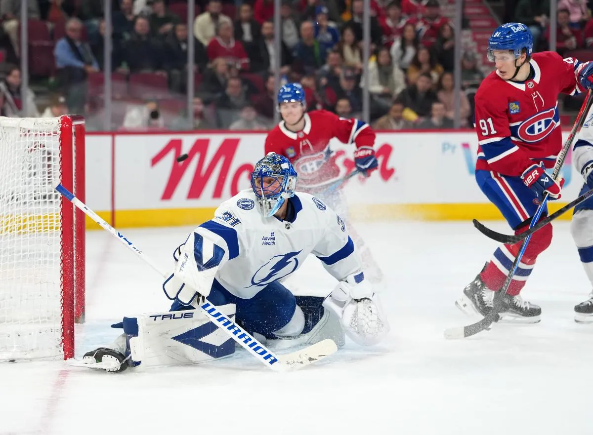L'attaquant des Canadiens de Montréal Oliver Kapanen (91) marque un but face au gardien du Lightning de Tampa Bay Jonas Johansson (31) au cours de la deuxième période au Centre Bell.