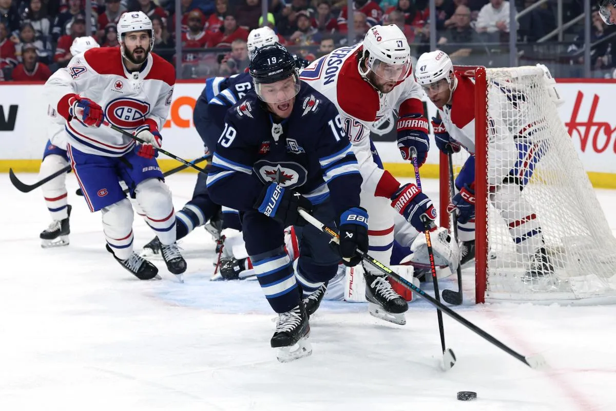 Jonathan Toews (19), centre des Jets de Winnipeg, et Josh Anderson (17), ailier droit des Canadiens de Montréal, se disputent la rondelle au cours de la deuxième période au Canada Life Centre.