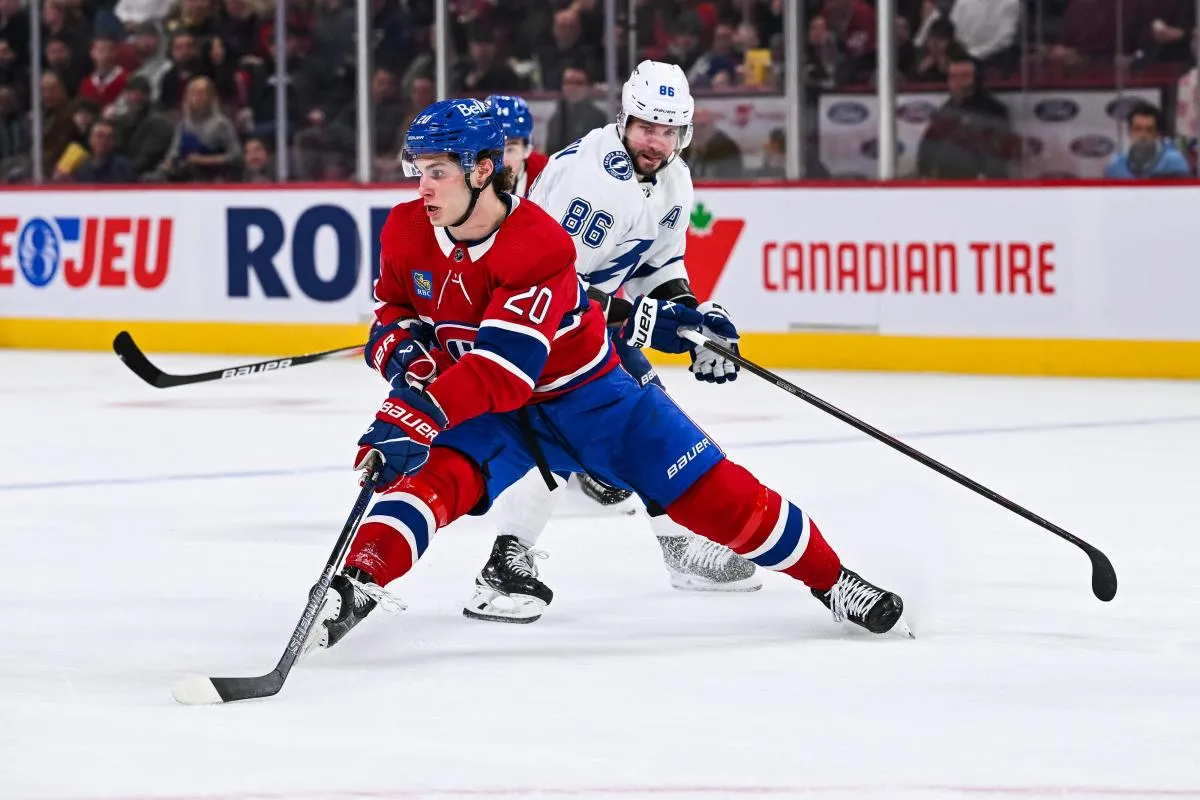 Juraj Slafkovsky (20), ailier gauche des Canadiens de Montréal, joue la rondelle contre Nikita Kucherov (86), ailier droit du Lightning de Tampa Bay, durant la première période au Centre Bell.