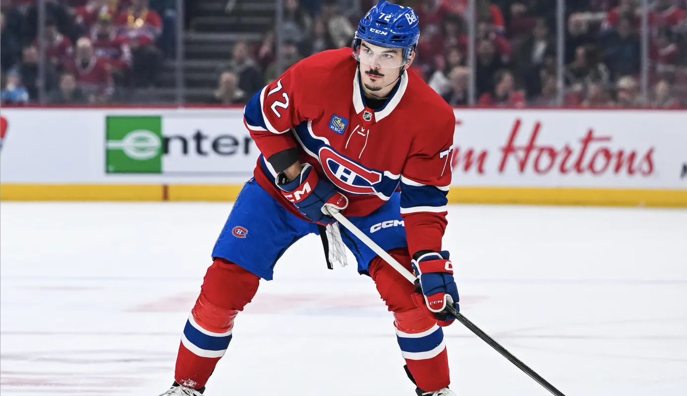 Le défenseur des Canadiens de Montréal, Arber Xhekaj (72), s'empare du palet face aux Ducks d'Anaheim lors de la première période au Centre Bell.