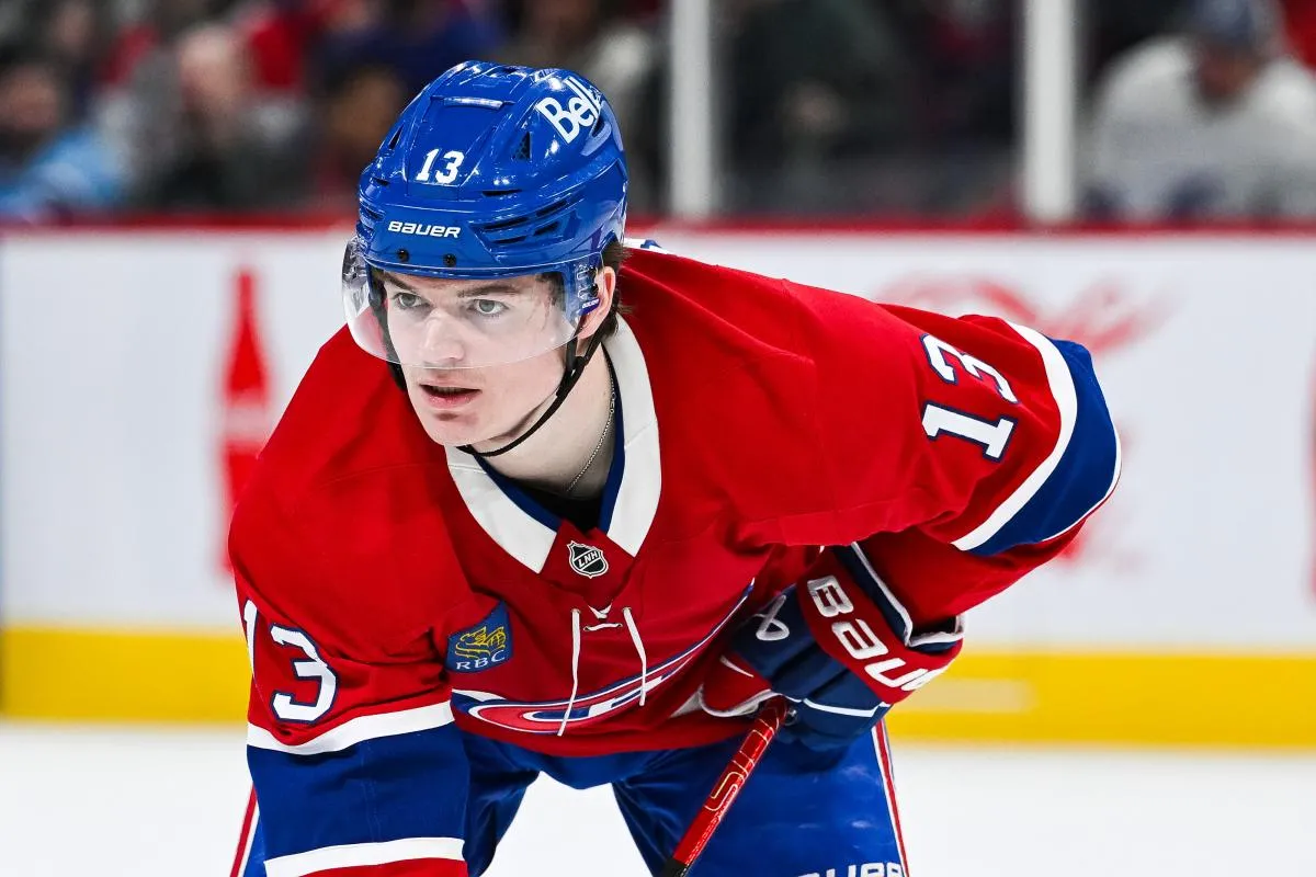 Cole Caufield (13), ailier droit des Canadiens de Montréal, attend une mise au jeu contre le Lightning de Tampa Bay durant la première période au Centre Bell.