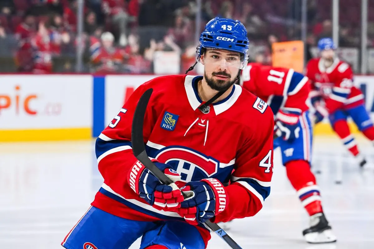 Le défenseur des Canadiens de Montréal, Alexandre Carrier (45), observe l'échauffement avant le match contre les Bruins de Boston au Centre Bell.