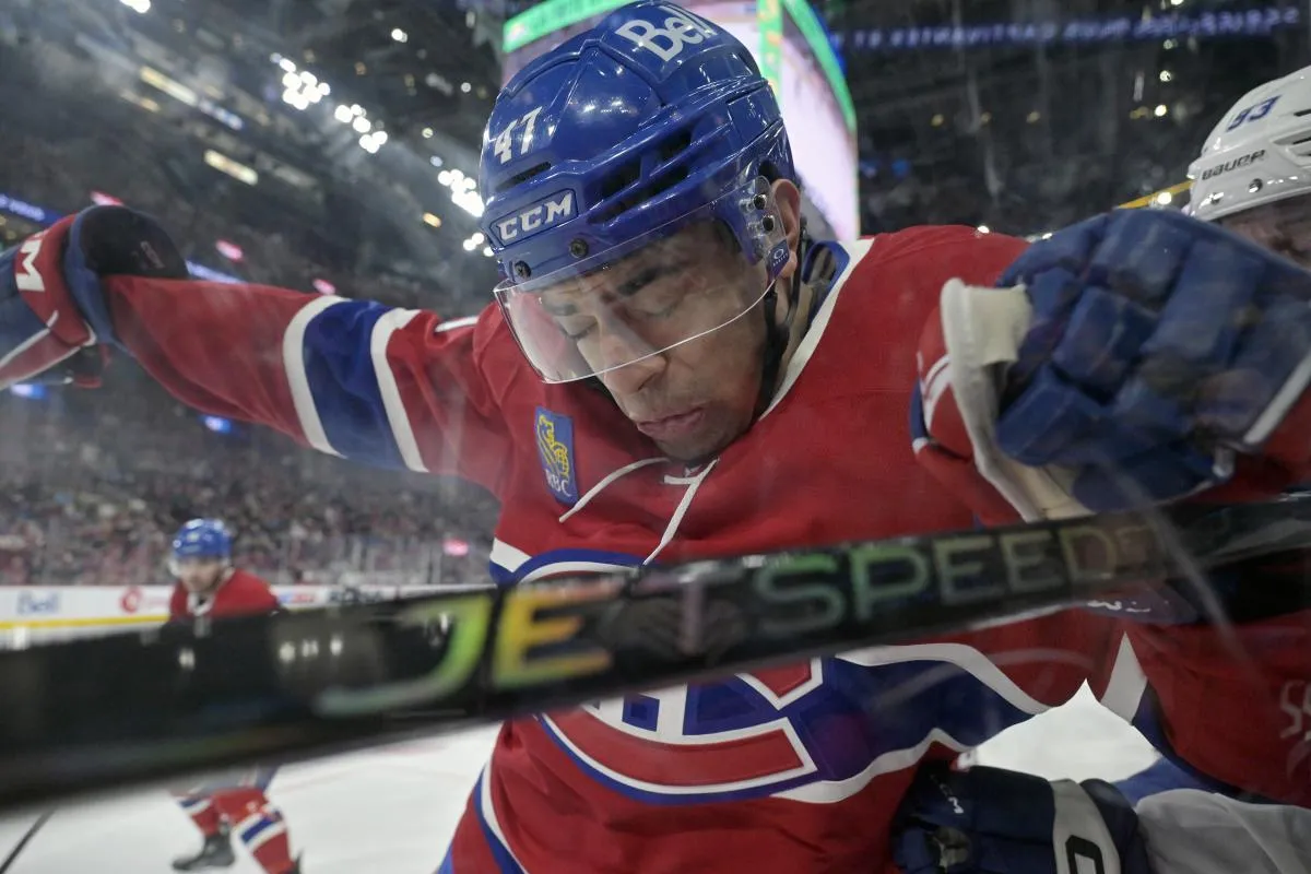 Le défenseur des Canadiens de Montréal, Jayden Struble (47), plaque l'attaquant du Lightning de Tampa Bay, Gage Goncalves (93), au cours de la première période au Centre Bell.