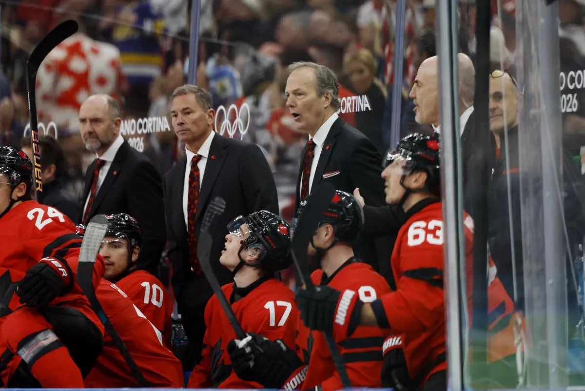 Jon Cooper, l'entraîneur-chef de l'équipe canadienne, derrière le banc lors de la finale masculine de hockey sur glace contre les États-Unis, dans le cadre des Jeux olympiques d'hiver de Milan-Cortina 2026, à la Milano Santagiulia Ice Hockey Arena.