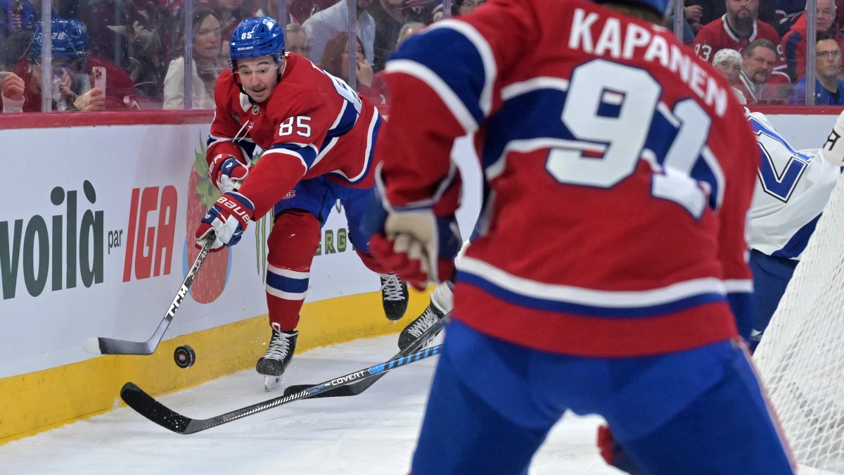 Montreal Canadiens forward Alexandre Texier (85) passes the puck to teammate forward Oliver Kapanen (91) during the second period of the game against the Tampa Bay Lightning at the Bell Centre.