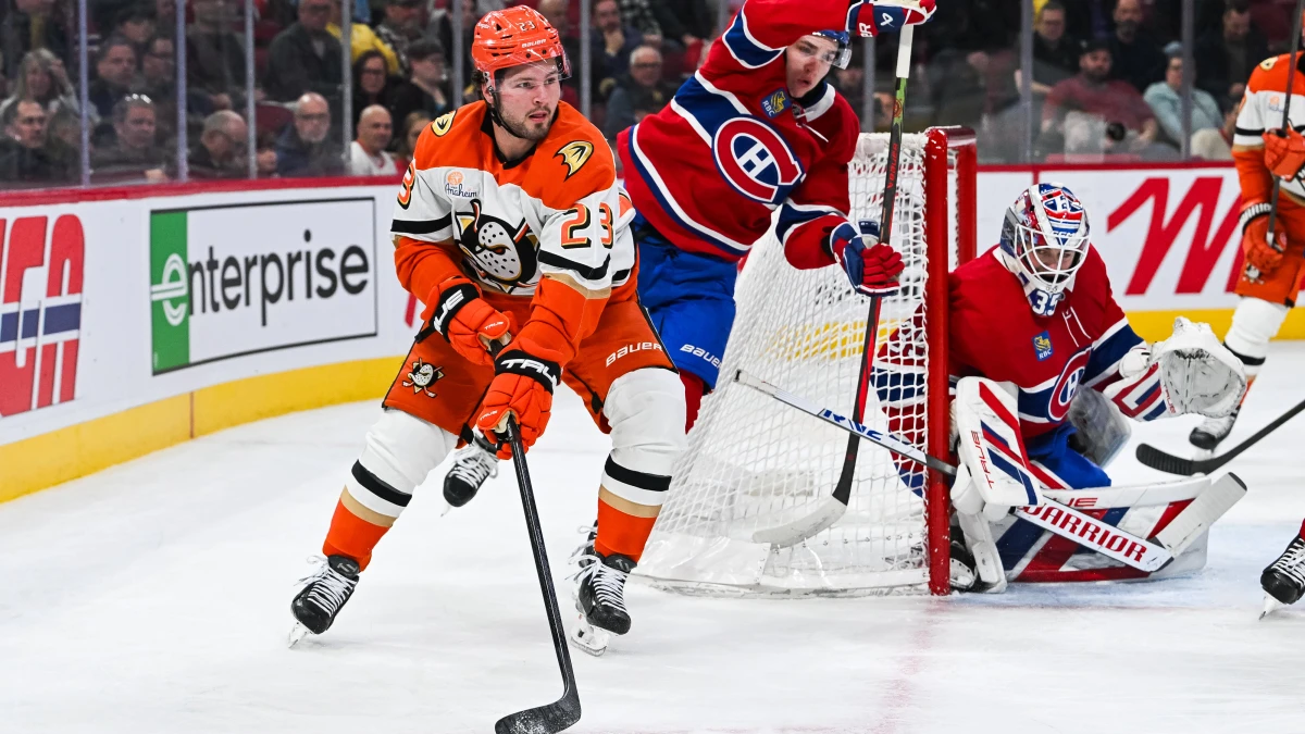 le centre des Ducks d'Anaheim, Mason McTavish (23), joue la rondelle contre le défenseur des Canadiens de Montréal, Lane Hutson (48), durant la première période au Centre Bell.